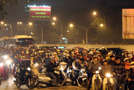 Ông[-]gia[-]Noel[-]bị[-]giam[-]giữa[-]dòng[-]xe...